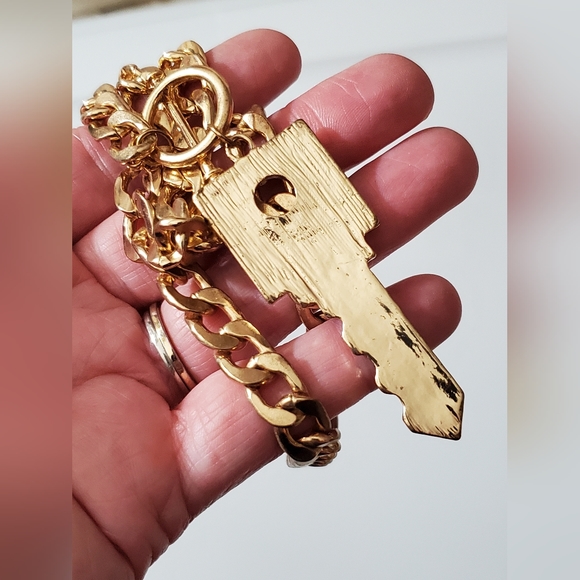 KEY necklace Sparkly Rhinestones Cuban chunky chain faux toggle gold pendant - Picture 7 of 8